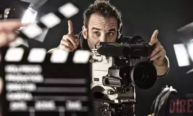 住货车的女士 视频主图