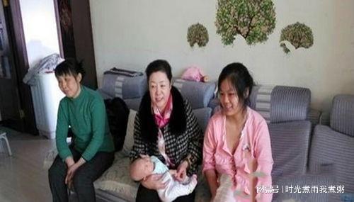 俏皮女学生 视频缩略图