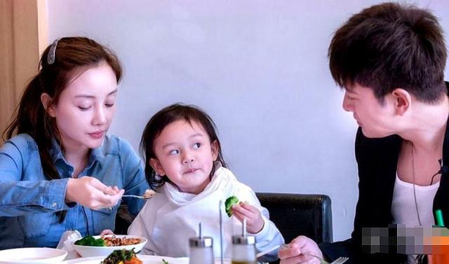 修剪草坪的小黄人 视频缩略图