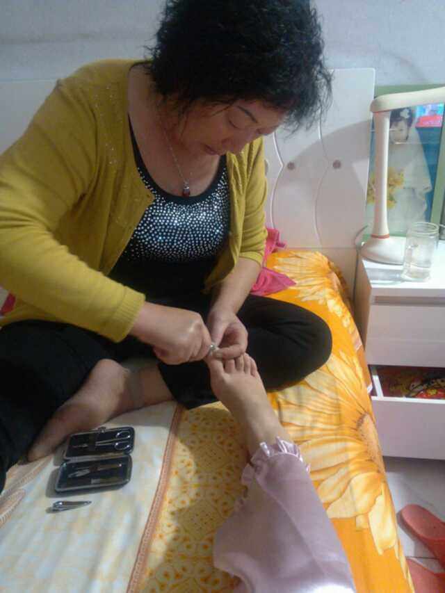 修剪草坪的小黄人 视频缩略图