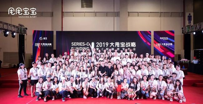 修剪草坪的小黄人 视频缩略图